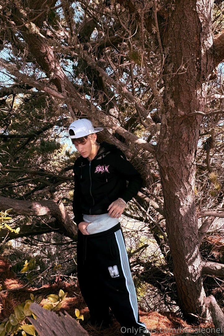 Vine a hacer deporte en el bosque y me estoy calentando de la nada se 