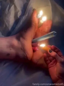 Burn me wax waxplay feet footfetish foot feetfetish candles candlewax