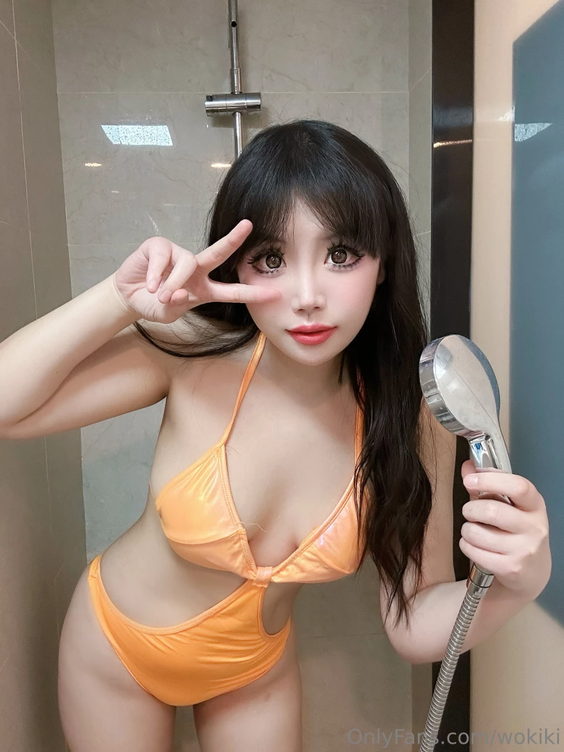 Hihi guess what i had the cutest lil photoshoot in the shower today 