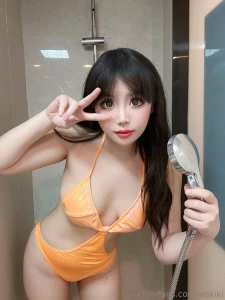 Hihi guess what i had the cutest lil photoshoot in the shower today