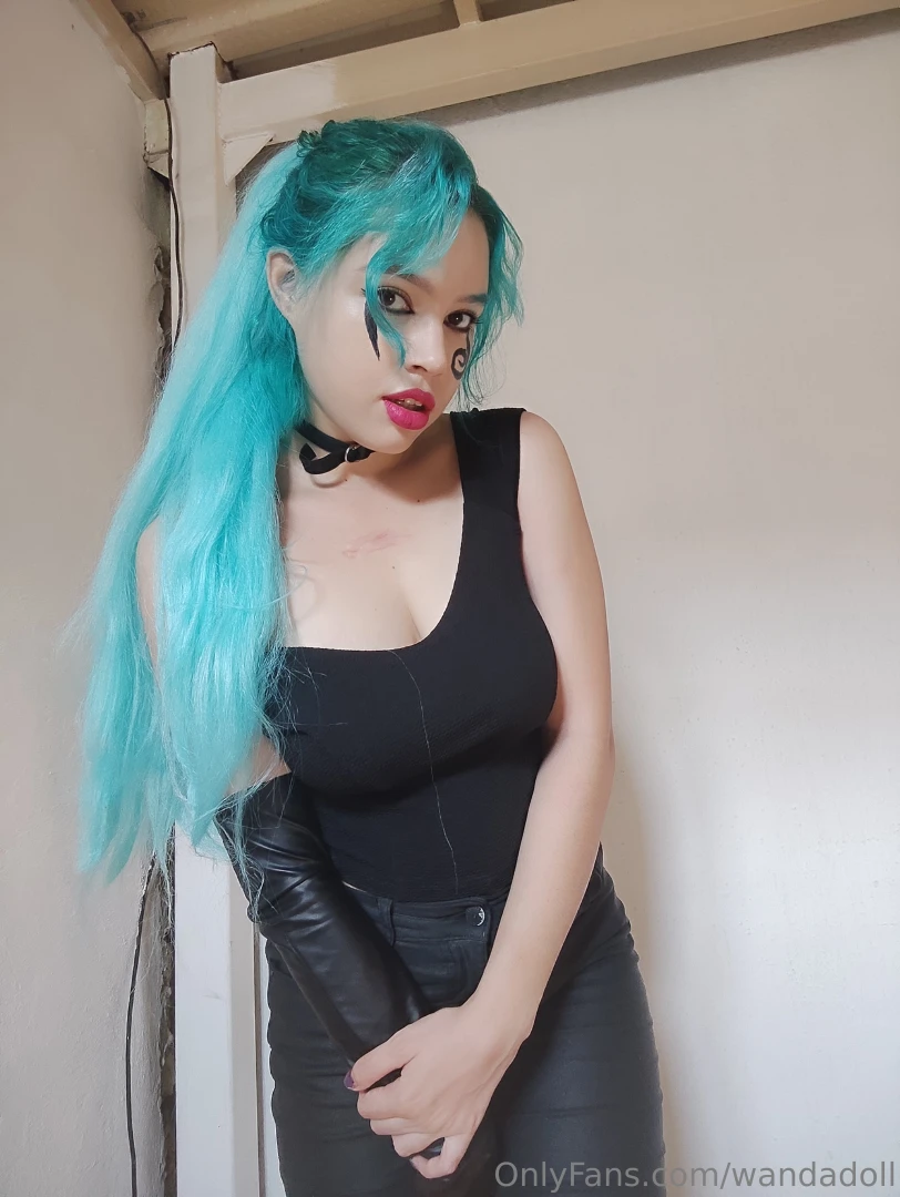 Your fav goth girl is here 