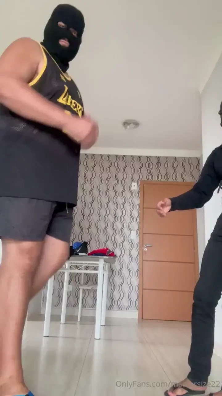 7 2ft tall feet size 22us vs 5 11ft tiny feet size 9us clothes and 