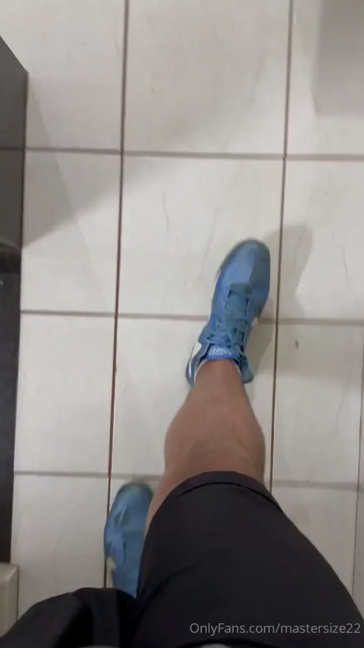 Good and lucky slave having fun with my giant feet 