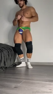 Extrait de la vid o cadeau dans le pack de d cembre do you like dance