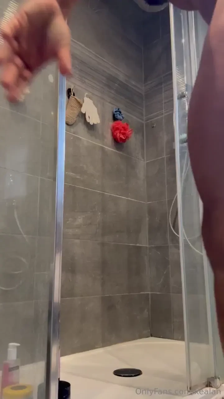 Hummm qui vient se doucher avec moi j ai besoin qu on me frotte le dos 