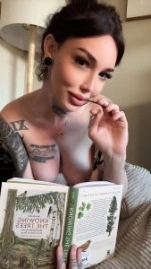 Reading smut and making eye contact with the first hot girl i see