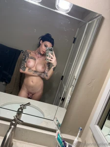 I didn t mean to be naked but now i m feeling kinda powerful dm me rn