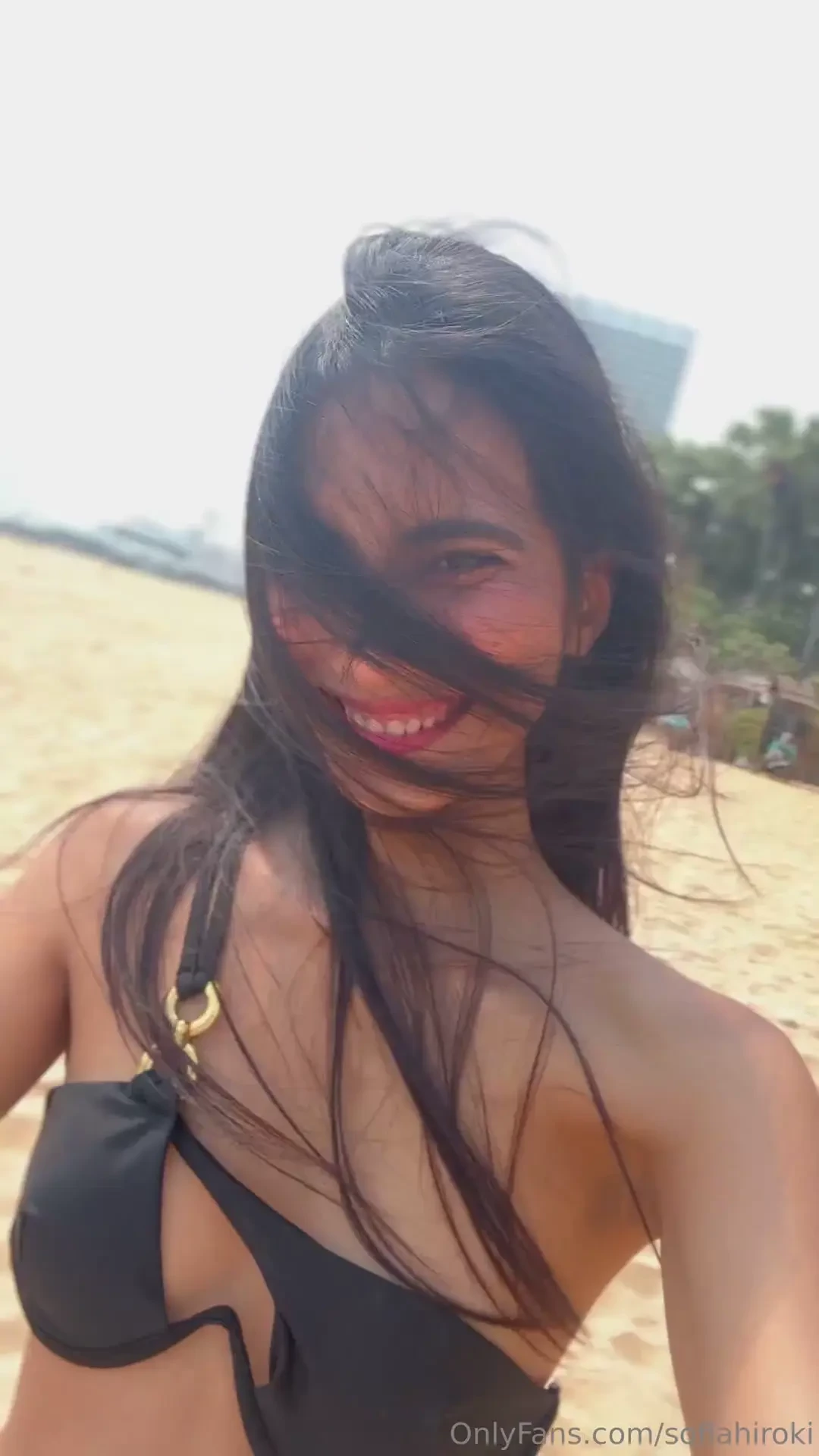 Serving looks hotter than the sand 