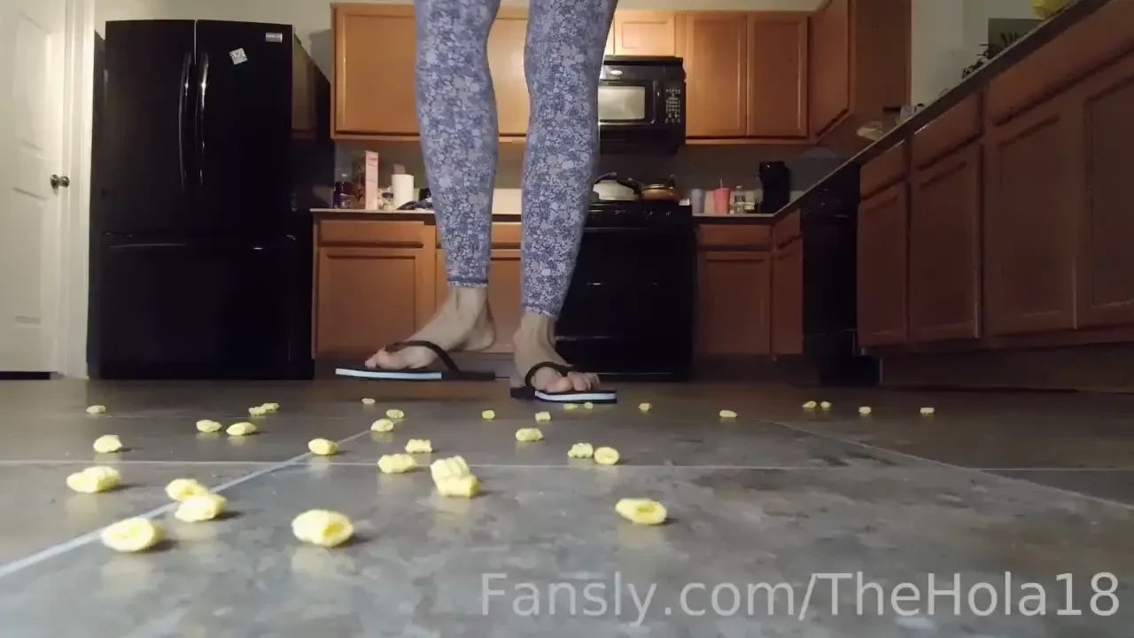 Cereal crush bigfeet soles giantess crush higharch arches longtoes 