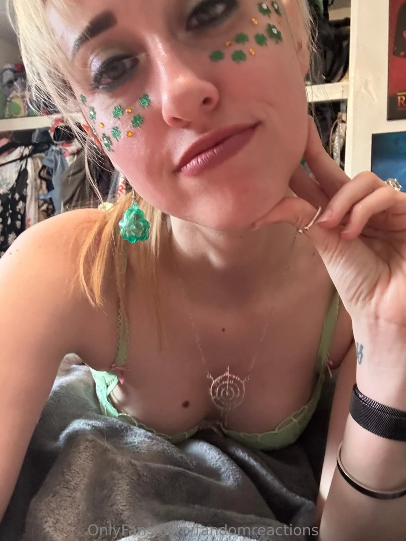 No clever caption only cleavage 
