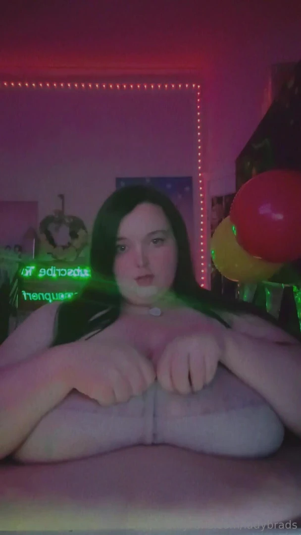 Ssbbw lady brads strips off her bra covers her perfectly round tits 