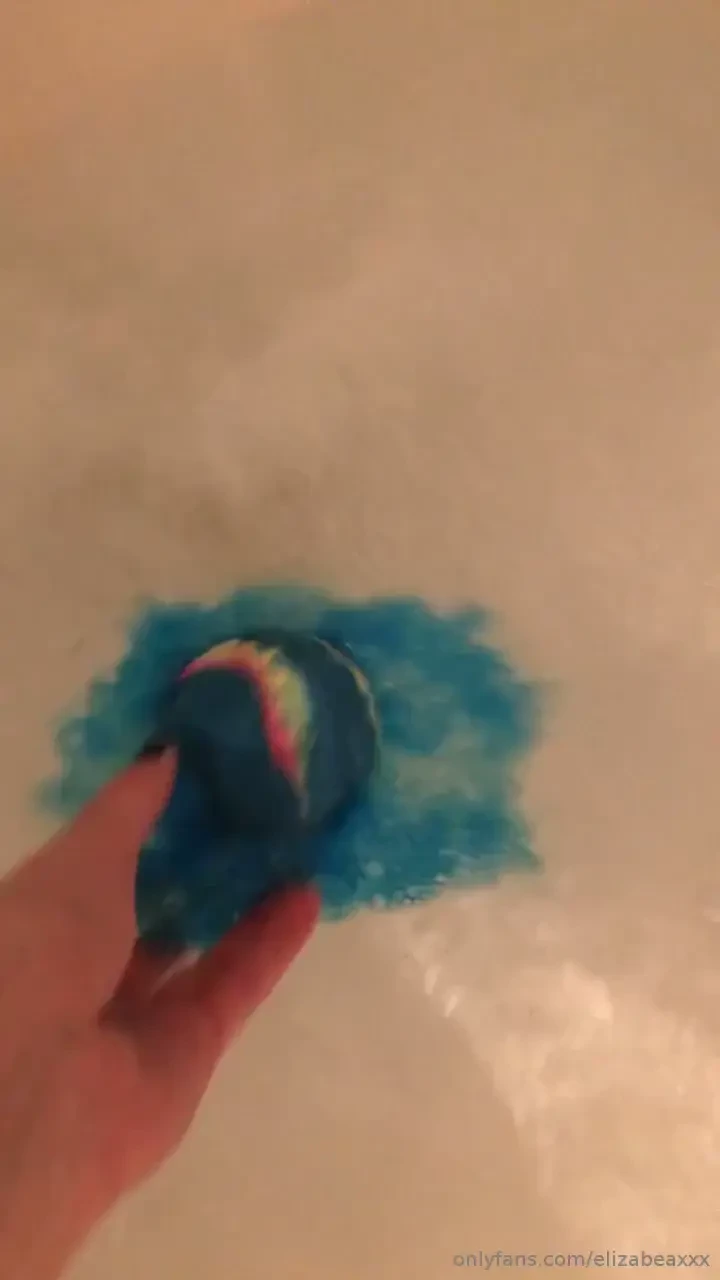 Eek look at this bath bomb omg 