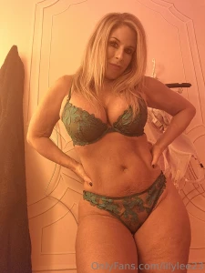 Day one of my dressing room picture drops green is my fav color watch part 2