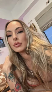 Stop what you re doing right now and give me all of your attention