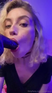 Je suce ce gode en mettant de la bave partout tips 27 et je t envoie