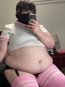 Some belly play and me tryyyyyyying to suck it in turns out im a