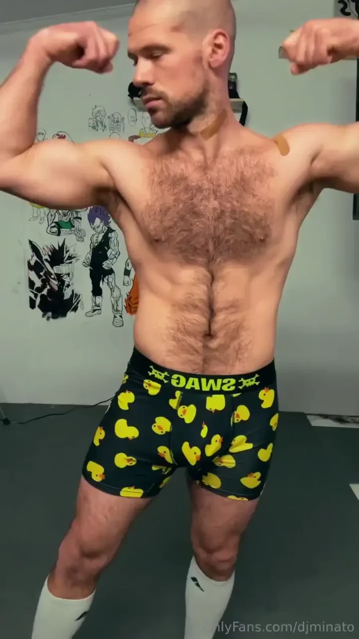 Just me flexing and then teasing my hole 