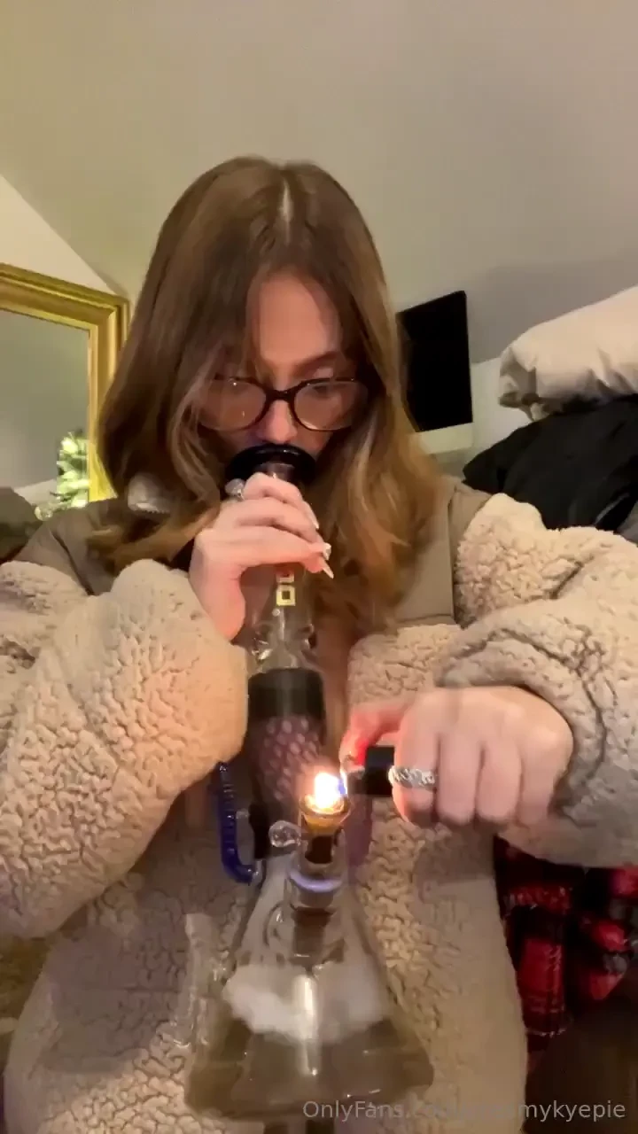 Pov i m your stoner gf 