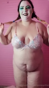 Watch my titties jiggle wanna come motorboat them hehehe
