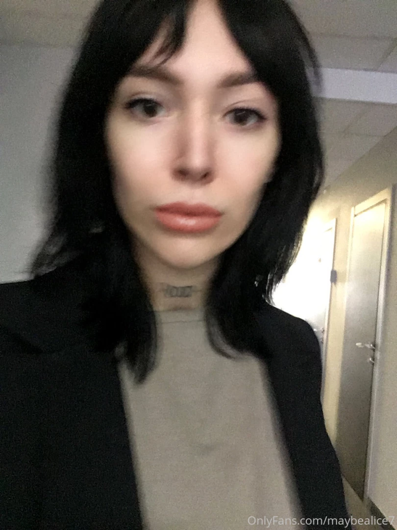 Official seriousness in the office 