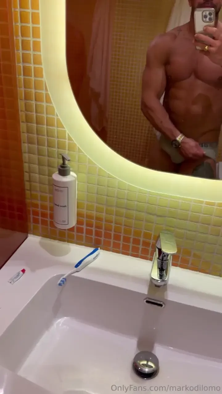 Se me queda la polla dura despues del show 