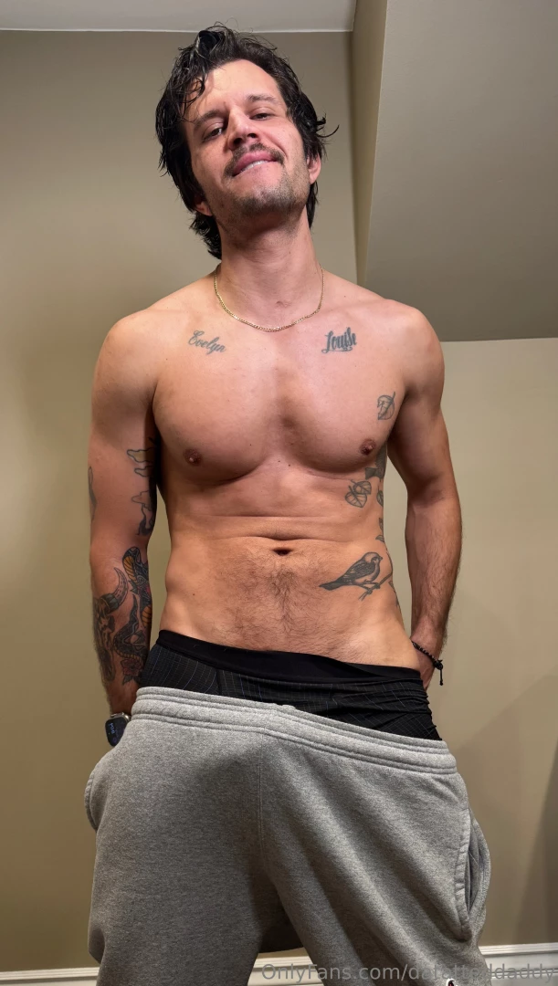 Happy sunday a few grey sweats pics and underwear pics enjoy 