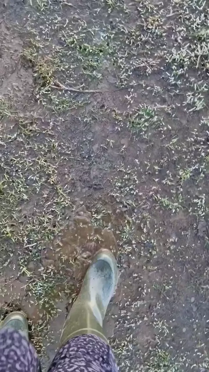 Icy mud festive wellies now who can warm me up 