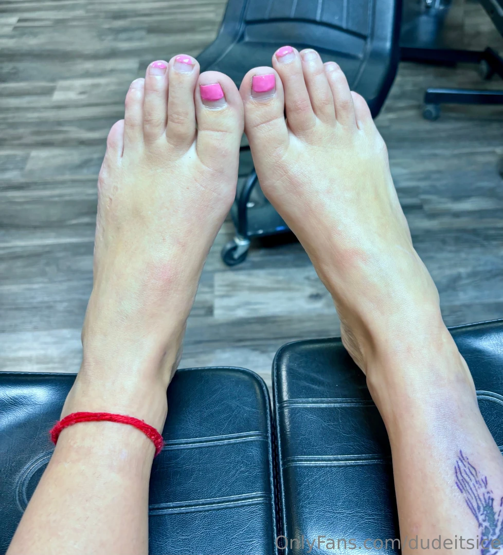 Not gonna lie life has been well lifing enjoy my first ever feet pic 