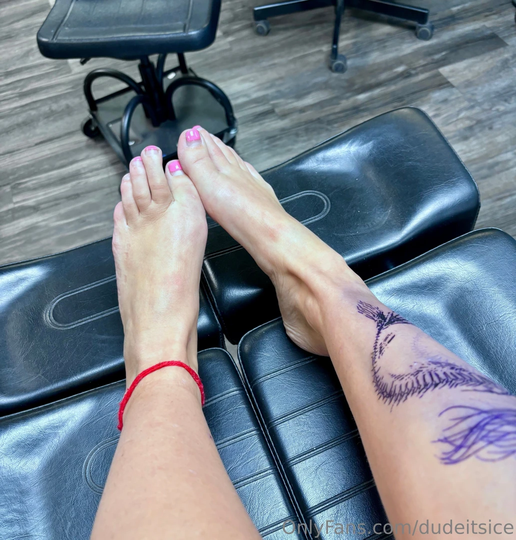 Not gonna lie life has been well lifing enjoy my first ever feet pic part 3 