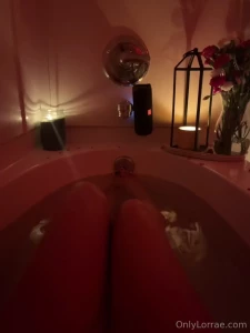 Rare intimate bath reveal dive into 1 40 minutes of pure sensuality