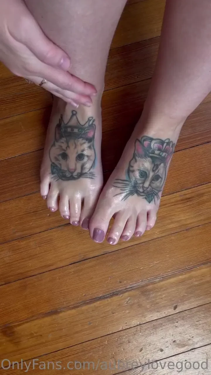 You asked me to make you a dirty video of me rubbing my pretty feet 