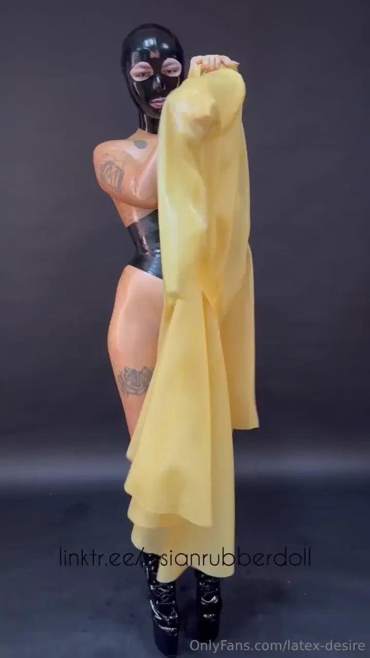 Das latexm dchen und ihr latexmantel the latex girl and her latex coat 