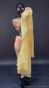 Das latexm dchen und ihr latexmantel the latex girl and her latex coat