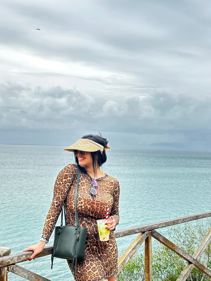 The sea the sound of the waves and the endless horizon is the best 