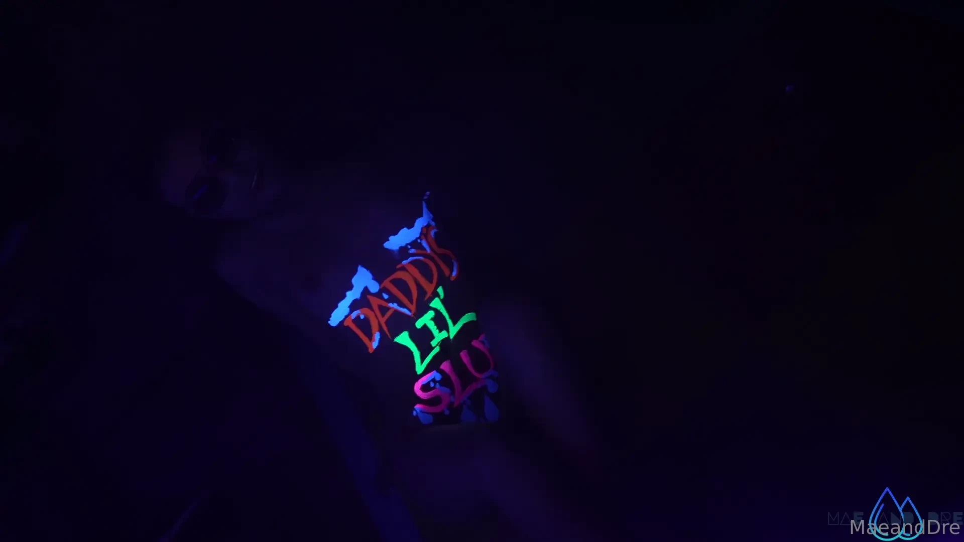 Mae rainz goes solo makes a painting fucks herself and squirts - messy 
