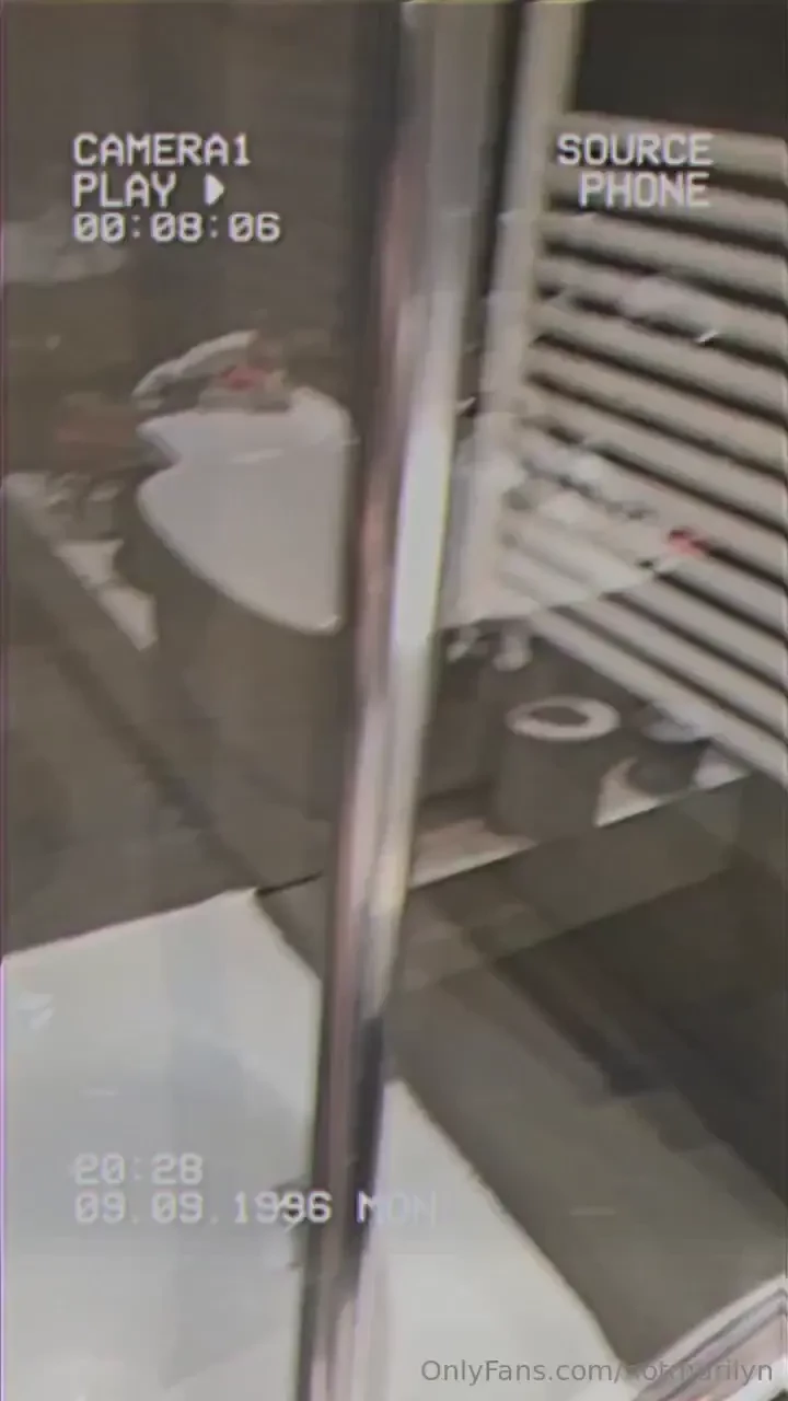 Mi scatteresti delle foto mentre sono nella vasca queste le ho fatte 