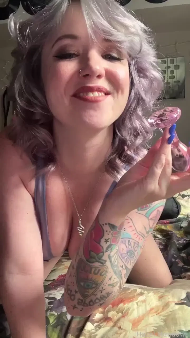 This little glass plug is so pretty and looks so cute getting 