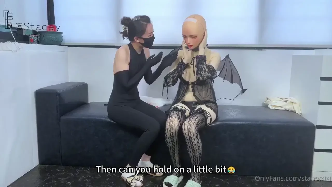 Beautiful girl from the 2000s also tried transforming into a kigurumi 