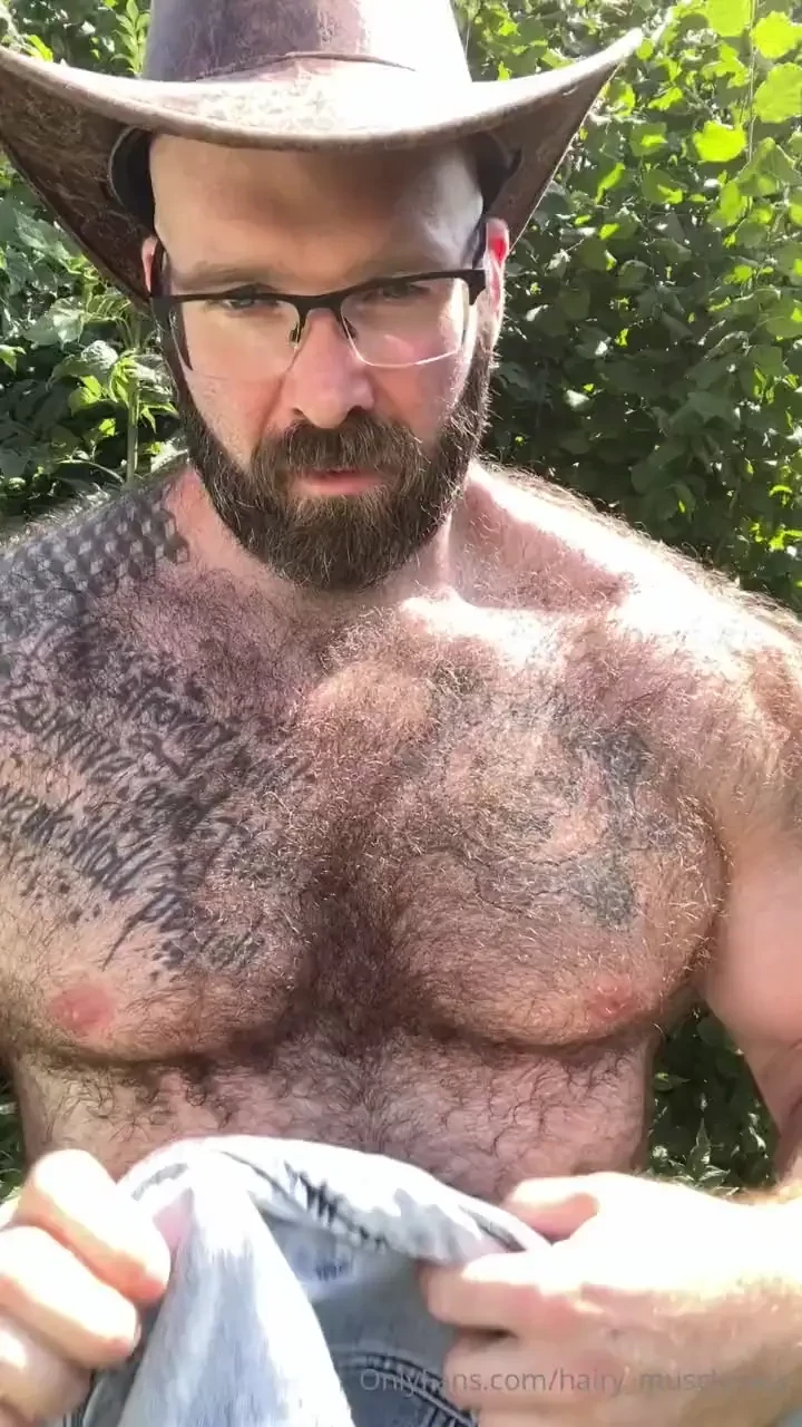 Come to your favorite beefy bear grr 