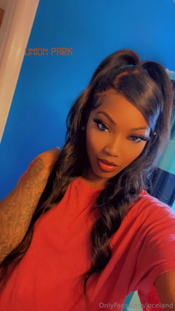 My lips are waiting for you to make a move 