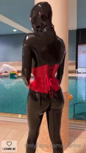 A quick hello from the poolside while getting reay for a shoot