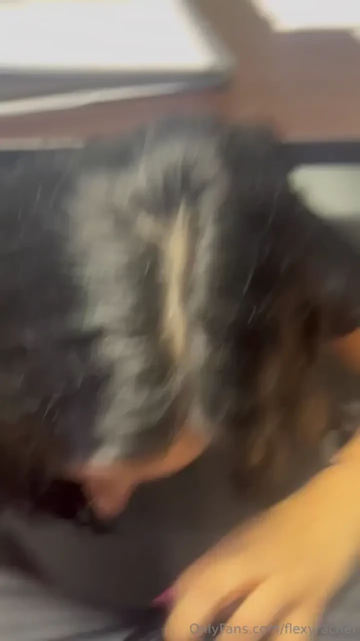 Playing monica lewinsky on the boss under his desk today work visits 