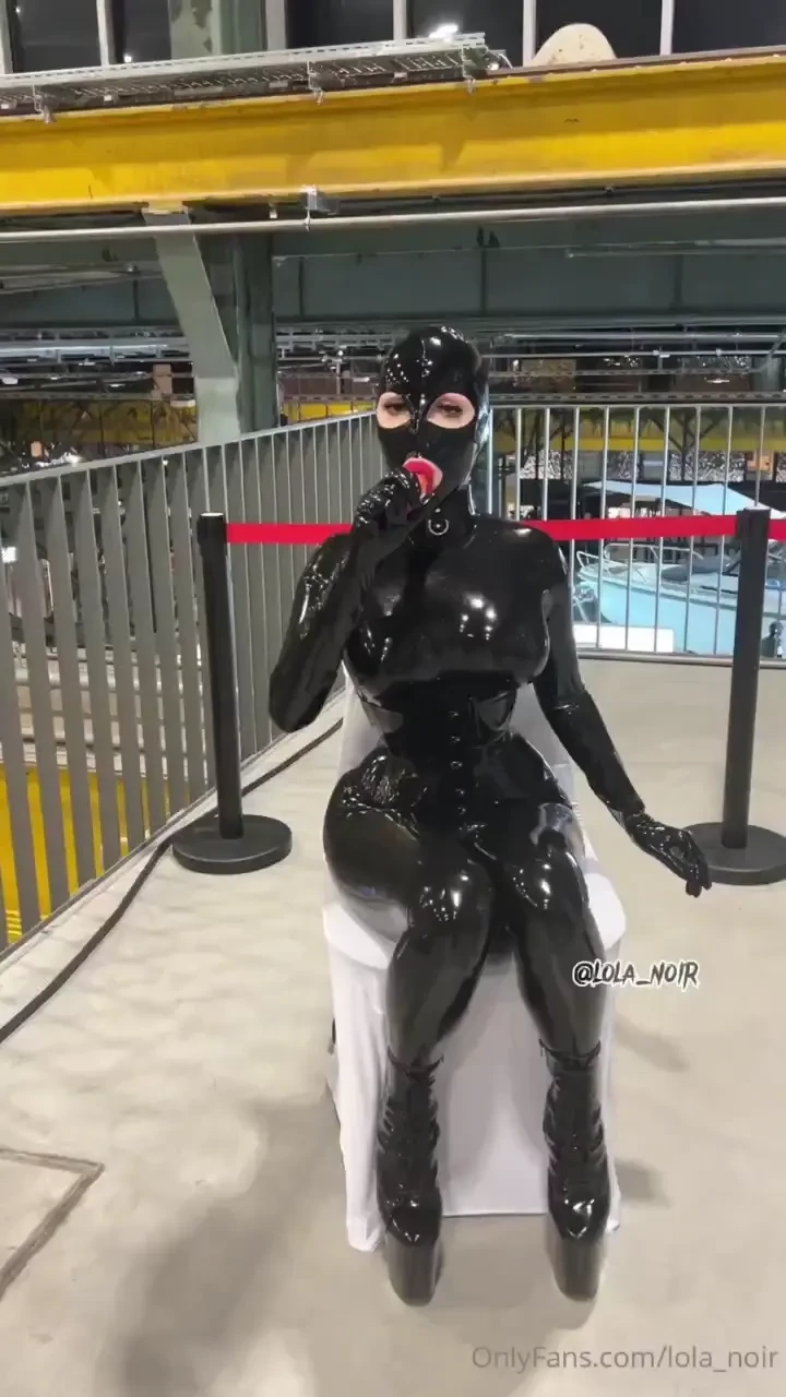 Lola sucks live art installation by vince voltage at avantgardista art 