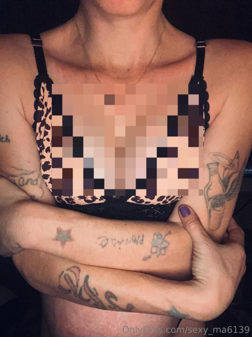 Do you love sexy petite pregnant bodies with tattoos come to my dms 