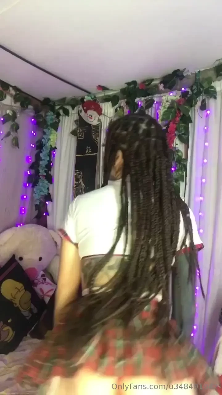 Con mi colita de zorrita y mi uniforme de ni a buena 