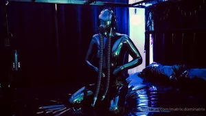 Solo gas mask play on my smooth latex sheets simply divine