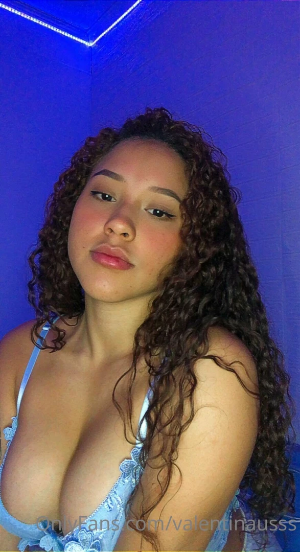 Do you like my curls write me and i do what you ask me baby 