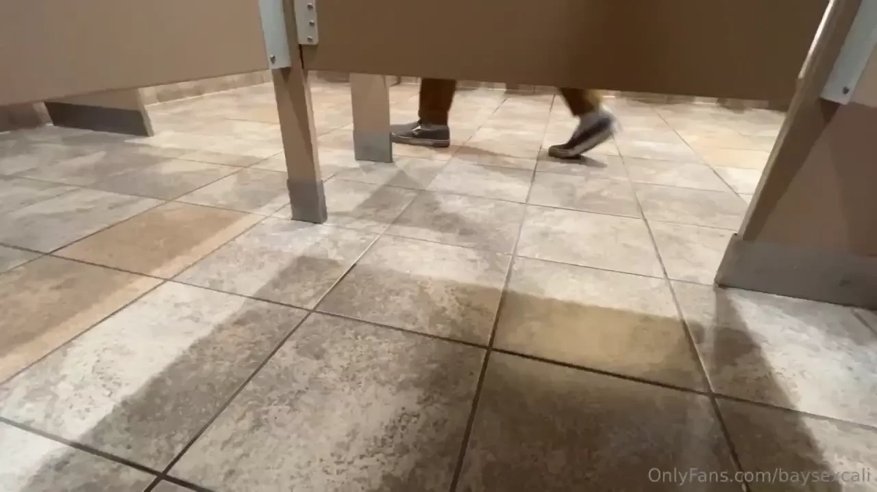 Thrills in the stall of the supermarket i absolutely love masturbating 