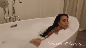 Come over here together in the bathtub