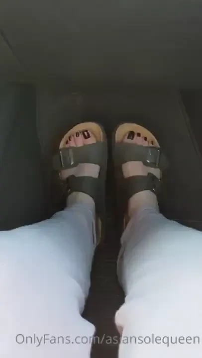 Who s weak for black toes and birks doing vid calls and chat sessions 